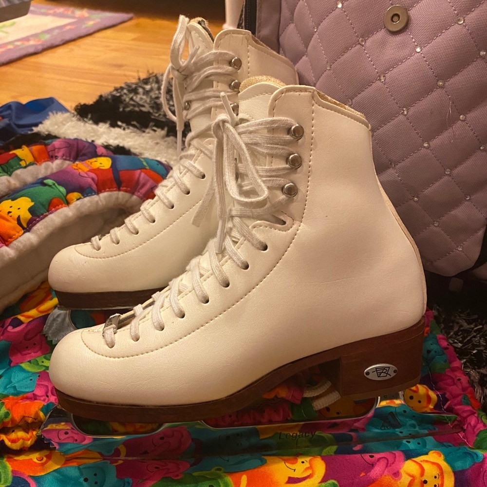 Riedell Figure Skates Girls Size 2 Comes W/ Guards